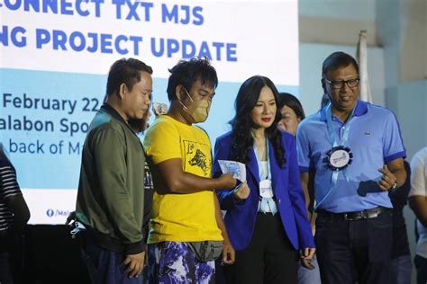 Malabon distributes ahon blue cards.
